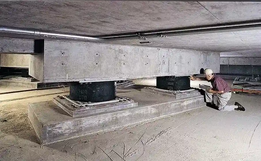 Diseño de Aislación Sísmica de Base en Santiago: Análisis y Verificación Geotécnica